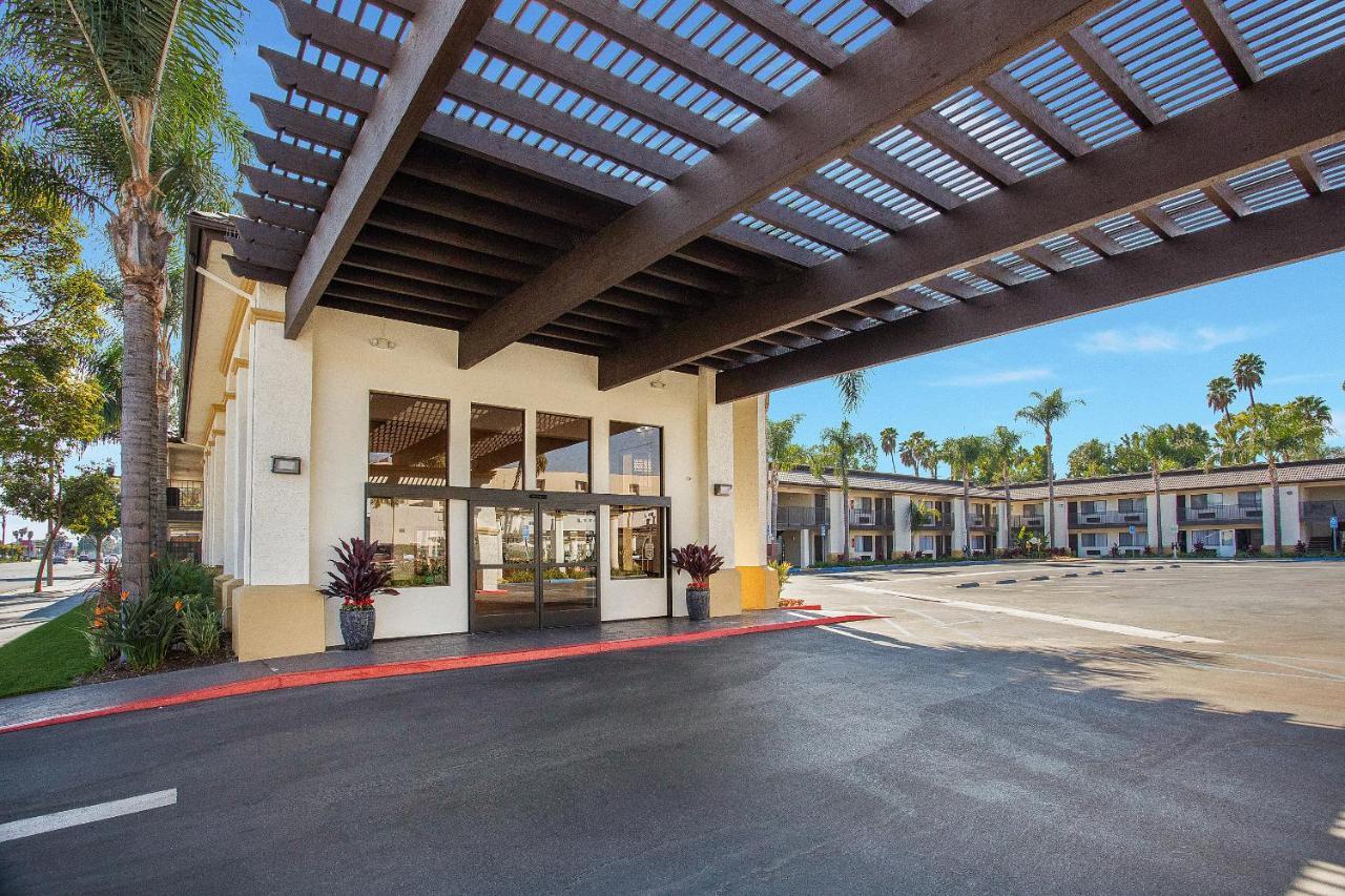 Stanford Inn & Suites Anaheim Exterior photo